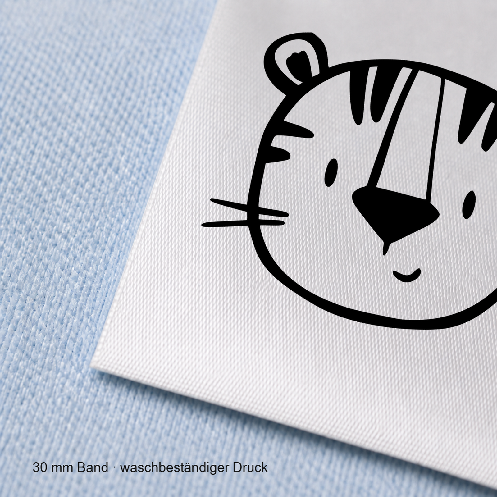 Textiletiketten mit Tiger Motiv zur Größenbeschriftung, Motiv von Näherei-Löwenjunges 6 Nahaufnahme eines bedruckten 30-mm-Polyester-Satinbands mit Motiv Tiger