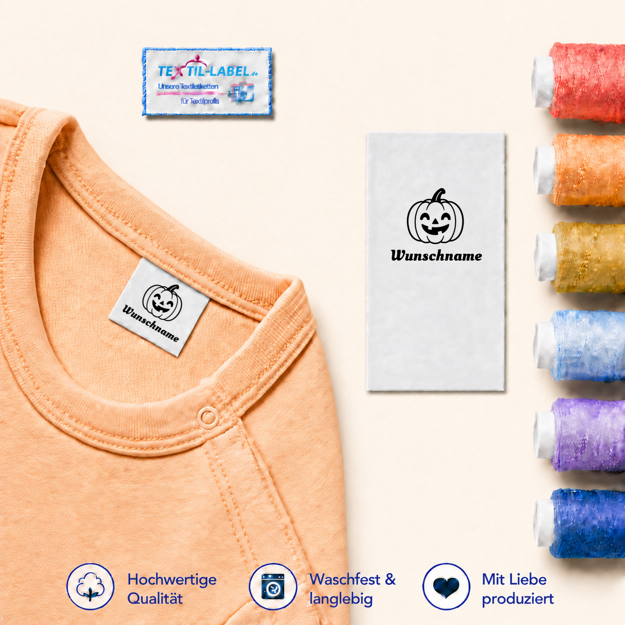 Namensetiketten mit Halloween-Motiven und Wunschname 3 Namensetikett mit Halloween-Motiv Kürbis und Wunschname neben einem orangefarbenen Body