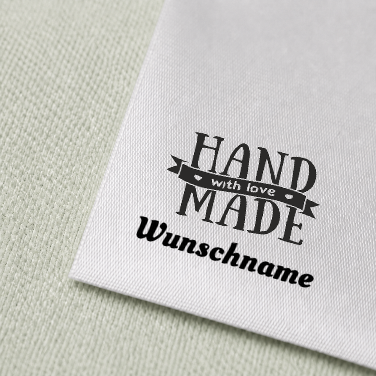 Individuelle Textiletiketten mit Handmade with Love Fahne Motiv und Wunschnamen Namensetiketten 3 Druck und Satin im Detail