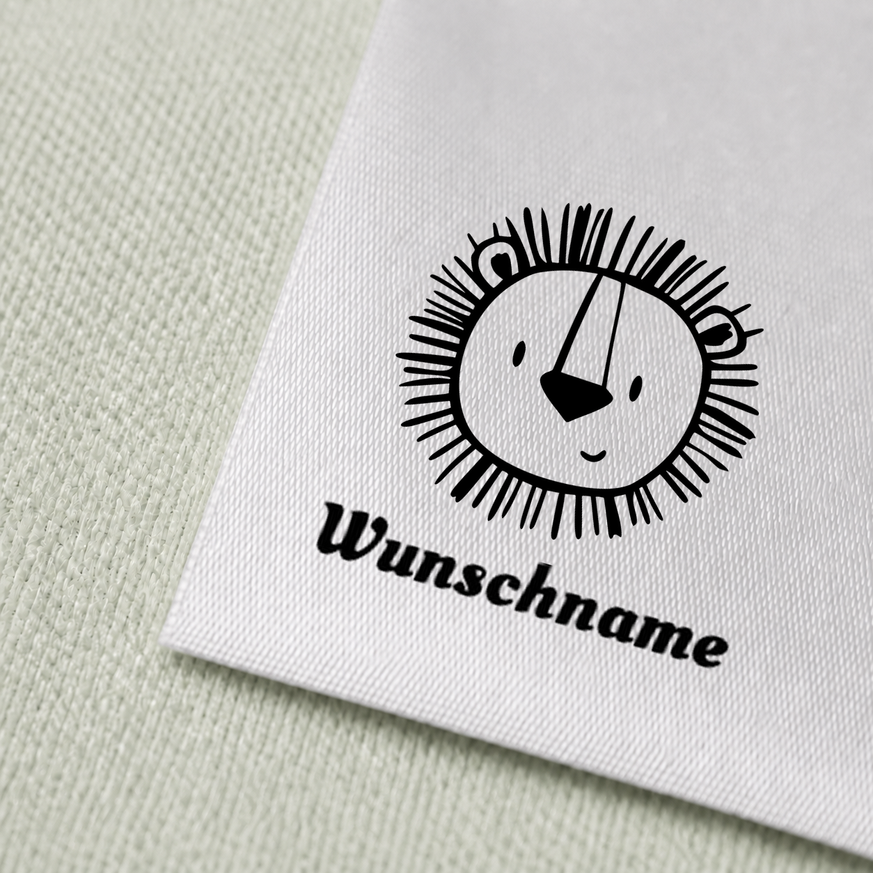 Namensetiketten mit Löwen Motiv und Wunschnamen, Motiv von Näherei-Löwenjunges 3 Druck und Satin im Detail